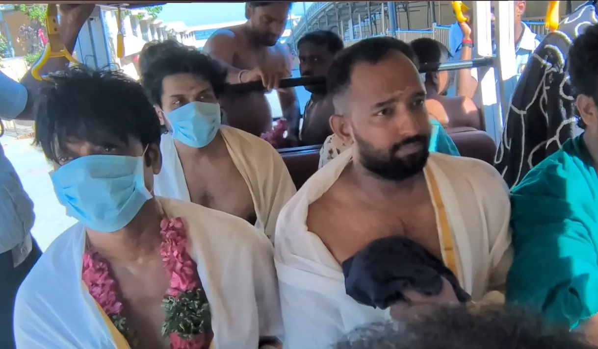 Karthi, SJ Suryah Pray at Tiruchendur Temple for Sardar 2 Karthi, SJ Suryah Pray at Tiruchendur Temple for Sardar 2