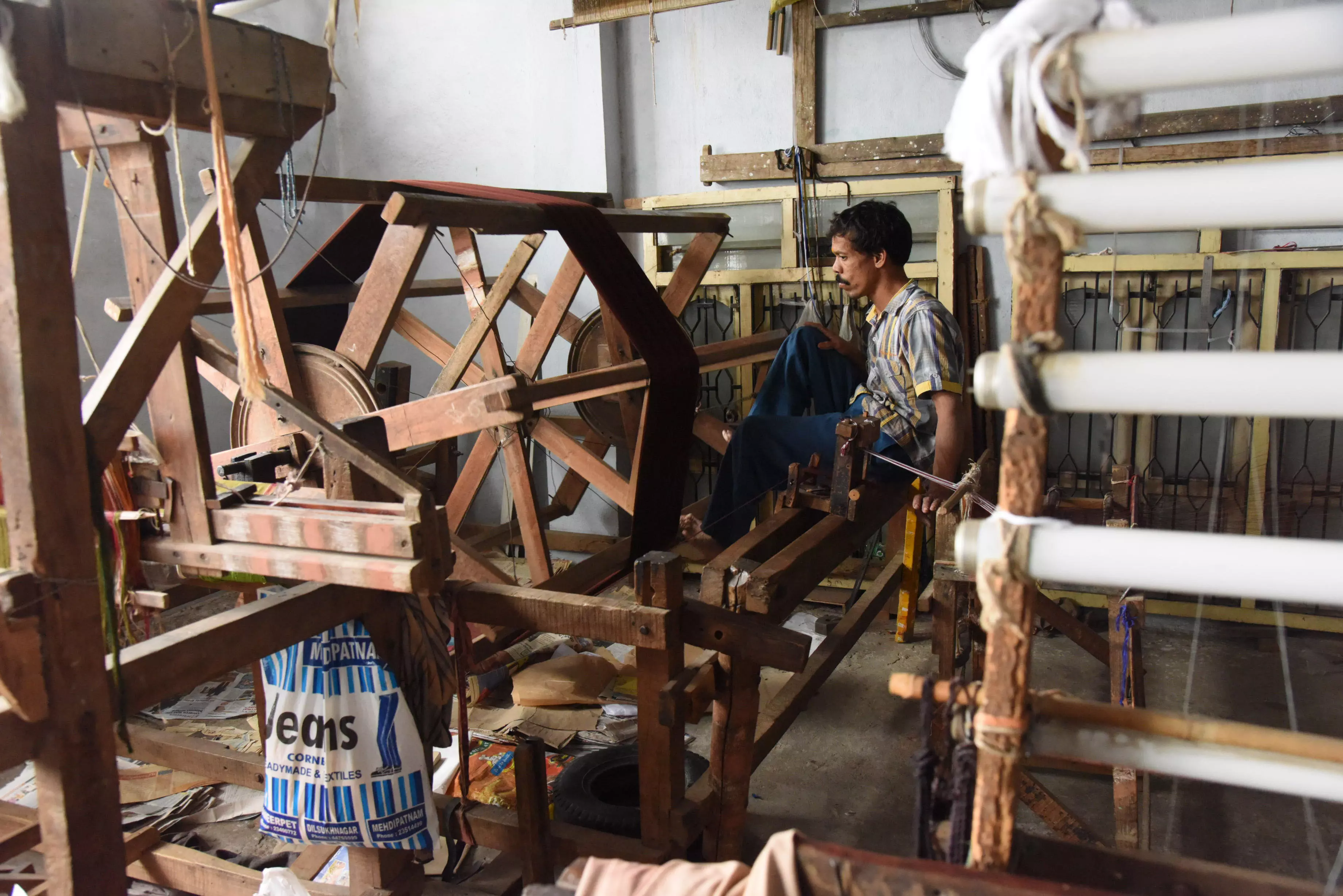 Tamil Nadu Announces 10% Wage Hike, DA Boost for Handloom Weavers Tamil Nadu Announces 10% Wage Hike, DA Boost for Handloom Weavers