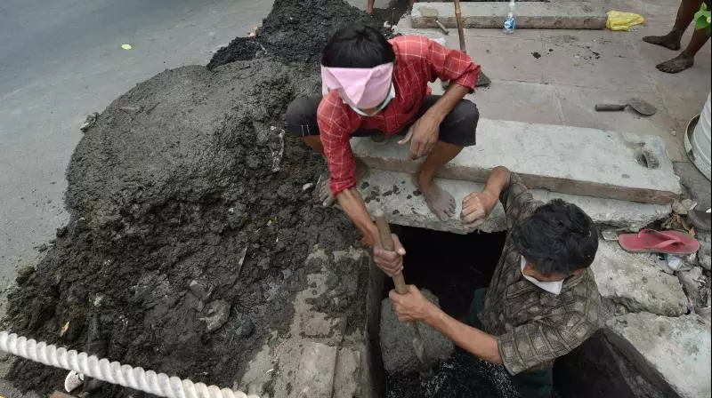 Karnataka Taluk Hospital Officials Make Patients Clean Cesspit; Suspended Karnataka Taluk Hospital Officials Make Patients Clean Cesspit; Suspended