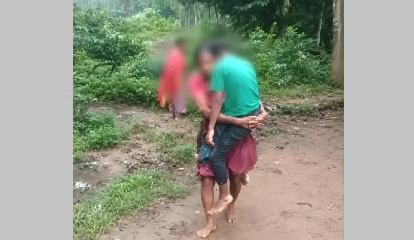 Ambulance Fails to Reach Village, Mother Carries ‘Dead’ Son to Hospital in Odisha Ambulance Fails to Reach Village, Mother Carries ‘Dead’ Son to Hospital in Odisha
