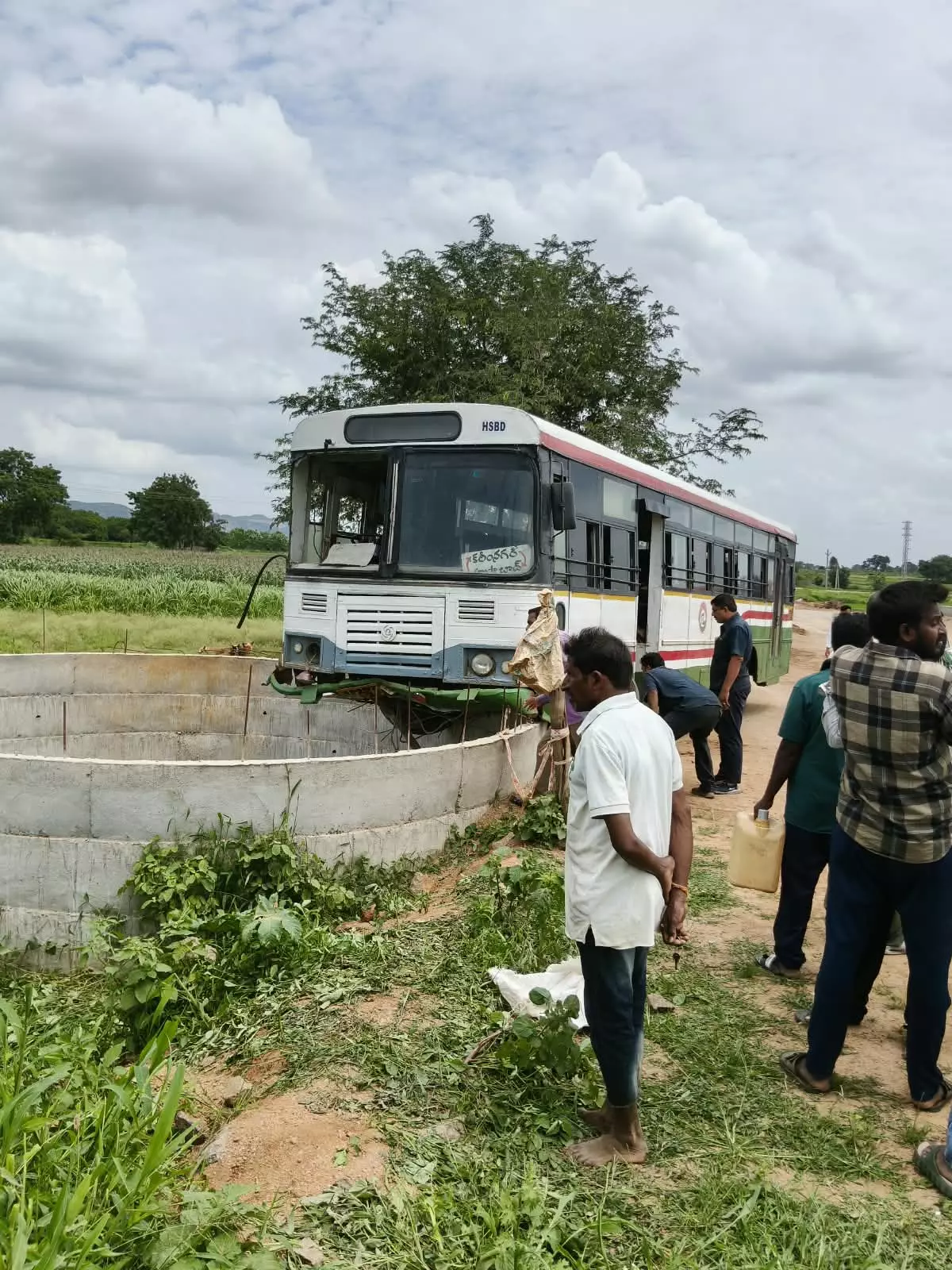Major Accident Averted As Tgsrtc Bus Stalls After Hitting Cement Ring of Well Major Accident Averted As Tgsrtc Bus Stalls After Hitting Cement Ring of Well