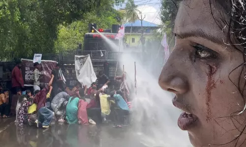 SFI Storm Keralam Secretariat Over Police Action on Student Leaders