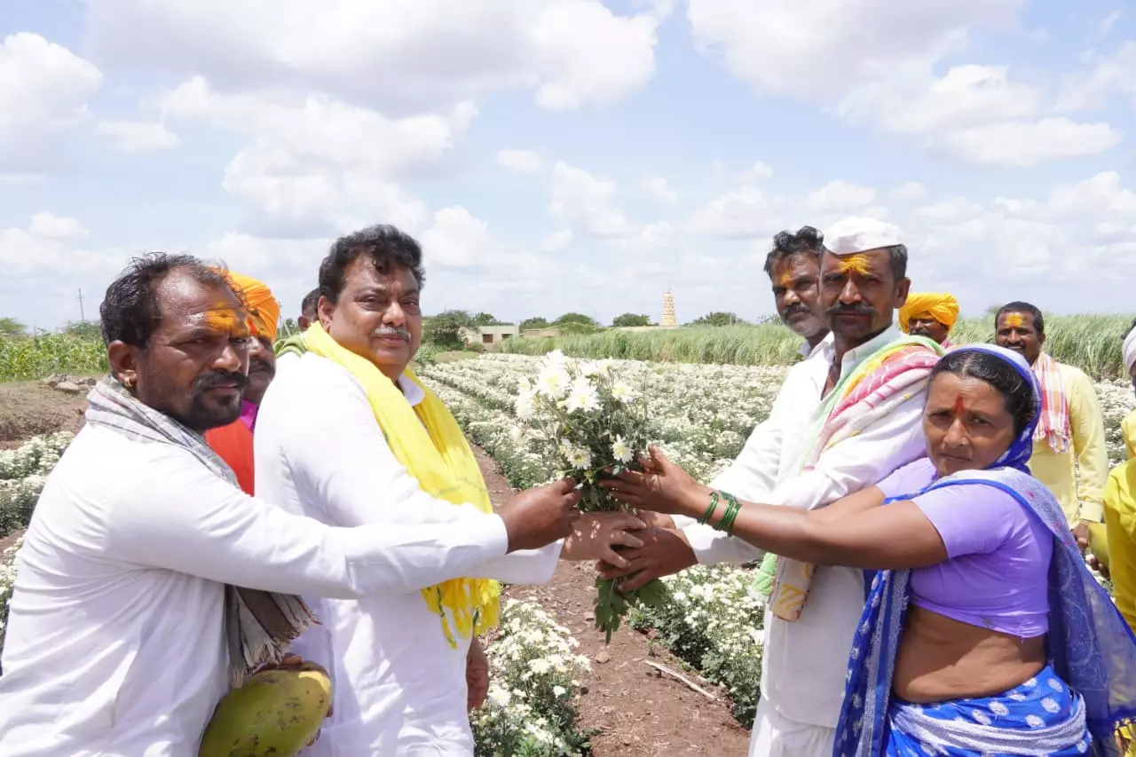 Farmer Takes MB Patil To His Farm, Offers Flowers And Tender Coconut In Gratitude Farmer Takes MB Patil To His Farm, Offers Flowers And Tender Coconut In Gratitude