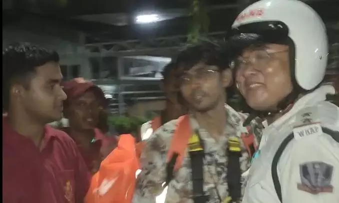 Siliguri: 8-Hour Rescue; Expert Climbers Save Man Atop 270-Ft BSNL Tower Siliguri: 8-Hour Rescue; Expert Climbers Save Man Atop 270-Ft BSNL Tower