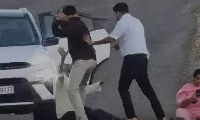 Pune: Elderly Father Beaten On The Road By Sons Over Land Dispute Pune: Elderly Father Beaten On The Road By Sons Over Land Dispute