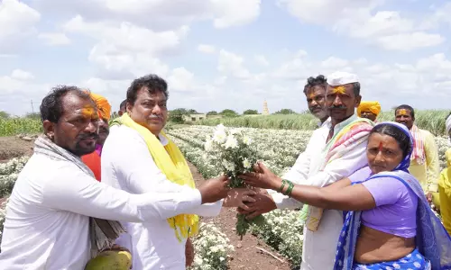 Farmer Takes MB Patil To His Farm, Offers Flowers And Tender Coconut In Gratitude Farmer Takes MB Patil To His Farm, Offers Flowers And Tender Coconut In Gratitude