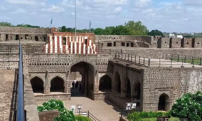 Woman, Two Children Die After Falling From Naldurg Fort Bastion Woman, Two Children Die After Falling From Naldurg Fort Bastion