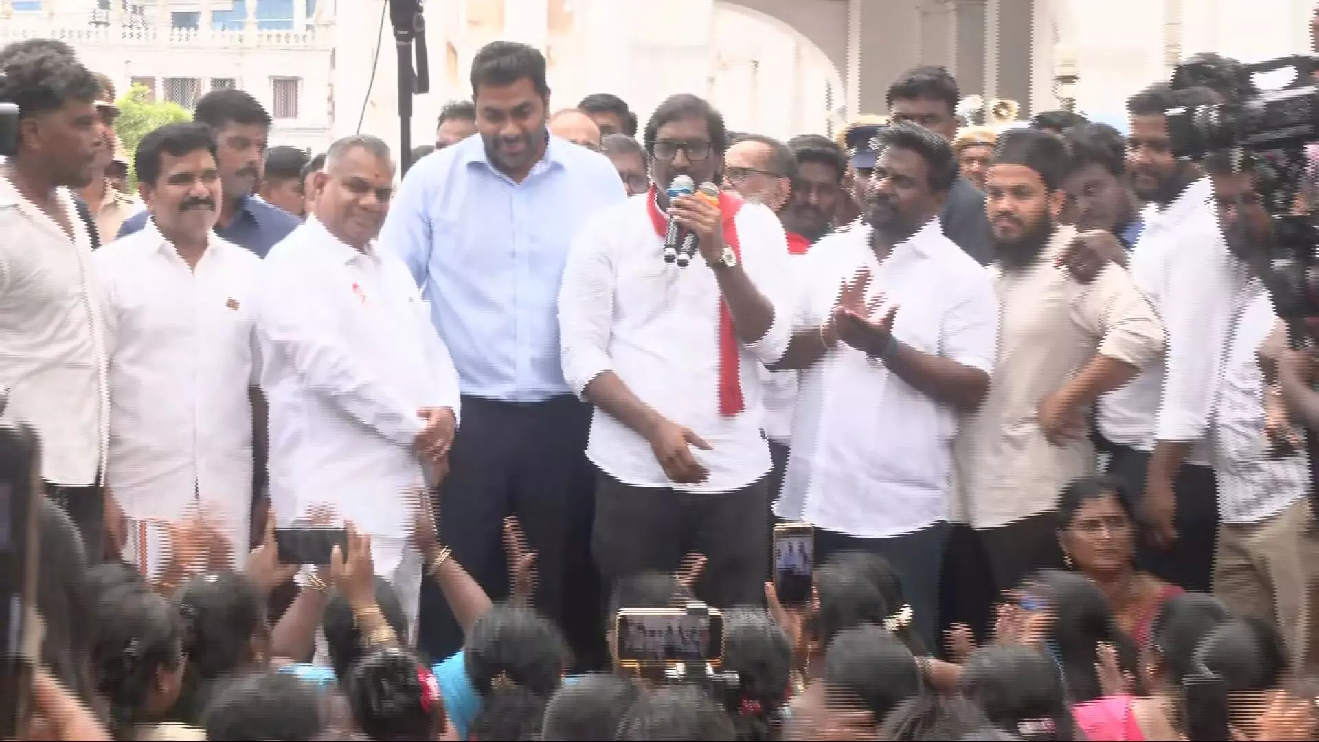 Ministers Hold Talks With Protesting Sanitation Workers in Chennai Ministers Hold Talks With Protesting Sanitation Workers in Chennai