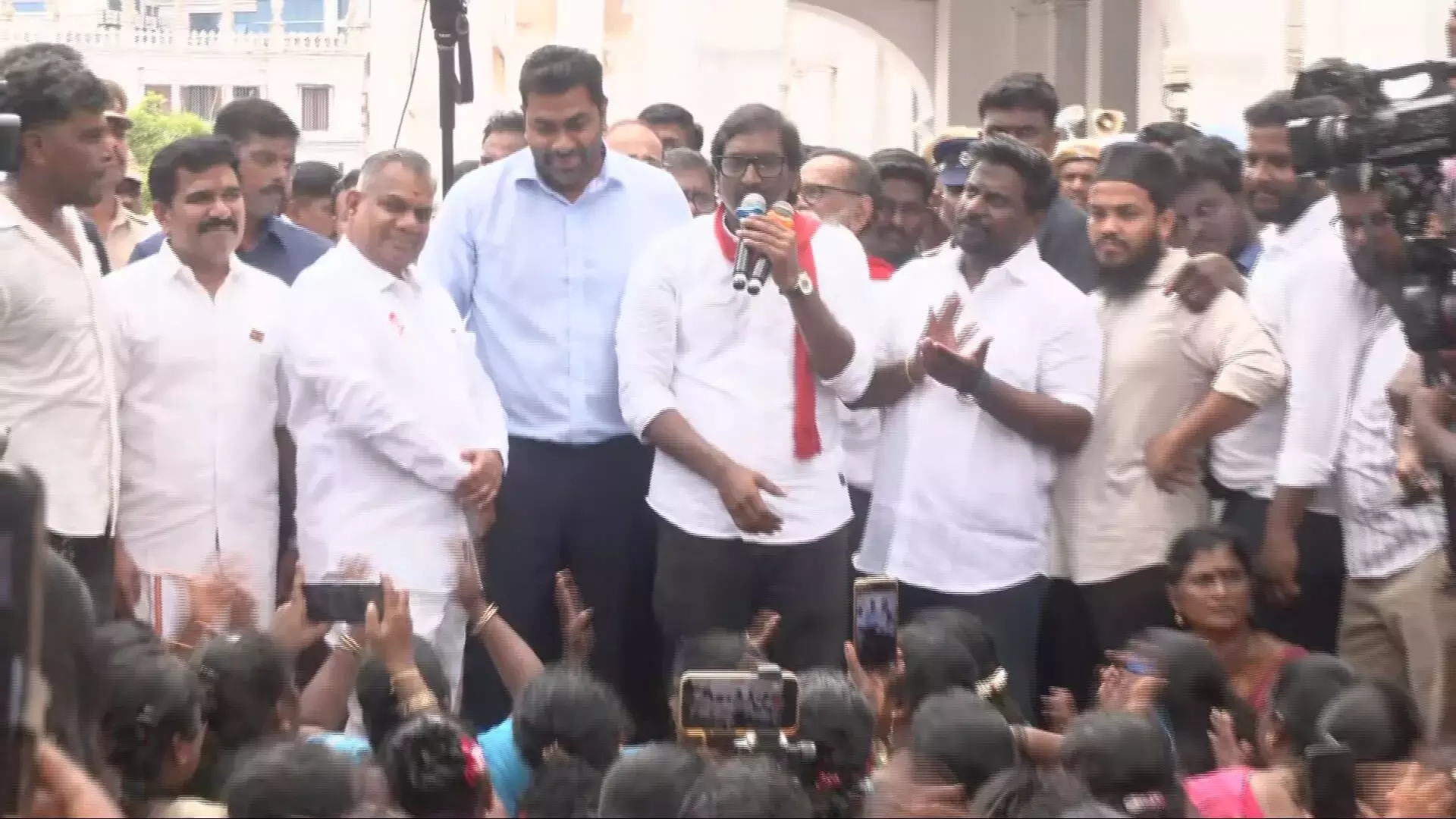 Govt Accepts 5 Demands, Sanitation Workers Withdraw Stir Govt Accepts 5 Demands, Sanitation Workers Withdraw Stir