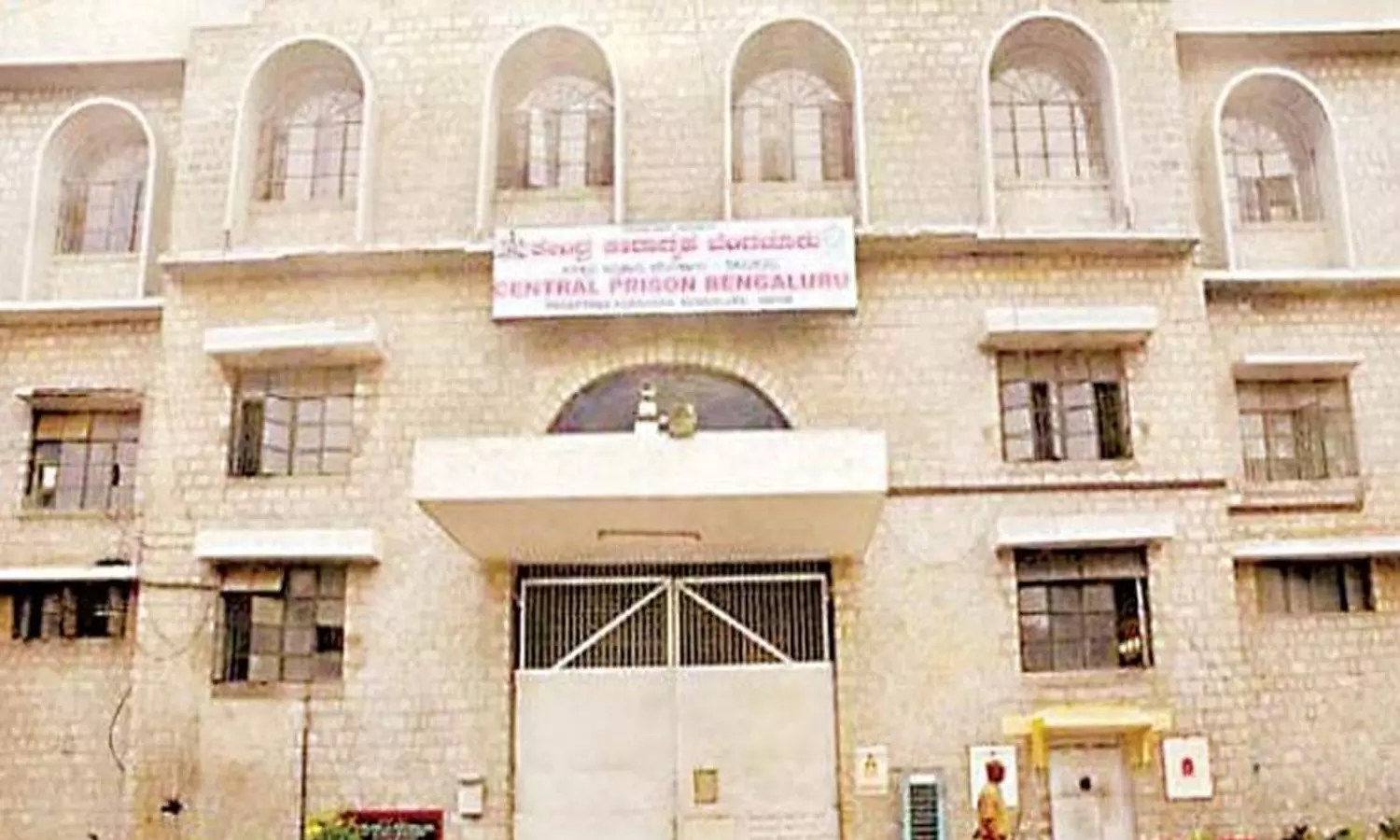 Bengaluru: 5 Undertrials Assault Prison Warden, Attempt To Strangle Him Bengaluru: 5 Undertrials Assault Prison Warden, Attempt To Strangle Him