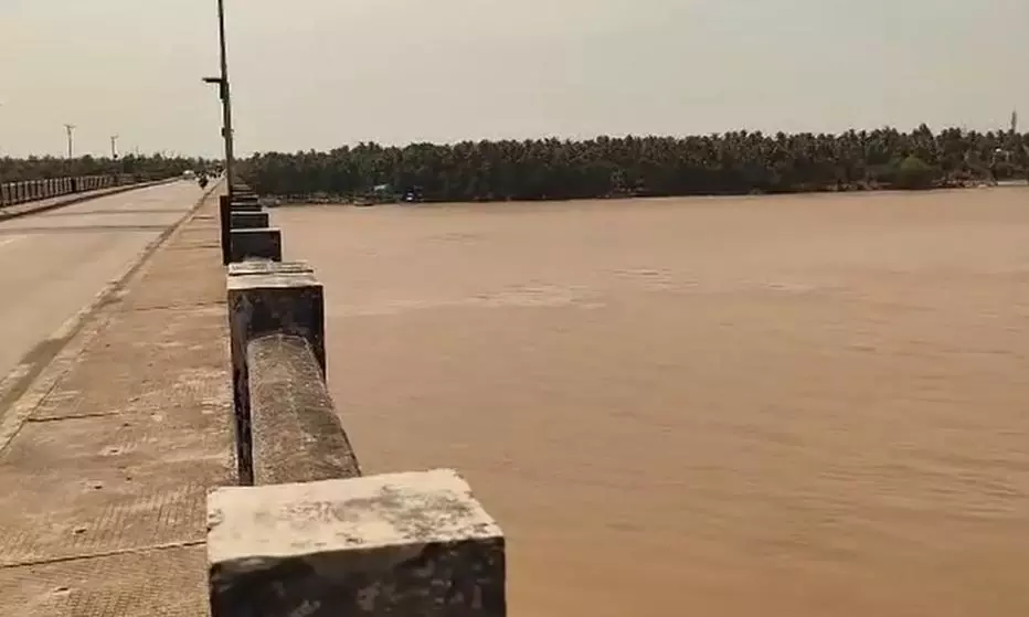 Tanuku Couple Jumps Into Godavari With Two Children Tanuku Couple Jumps Into Godavari With Two Children