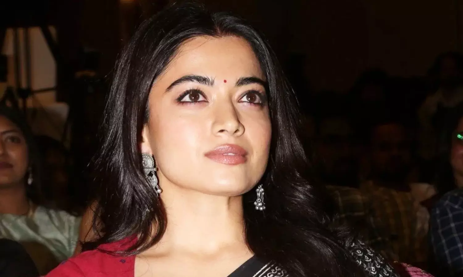 Rashmika Mandanna Makes Public Appearance Amid Injury Concerns Rashmika Mandanna Makes Public Appearance Amid Injury Concerns