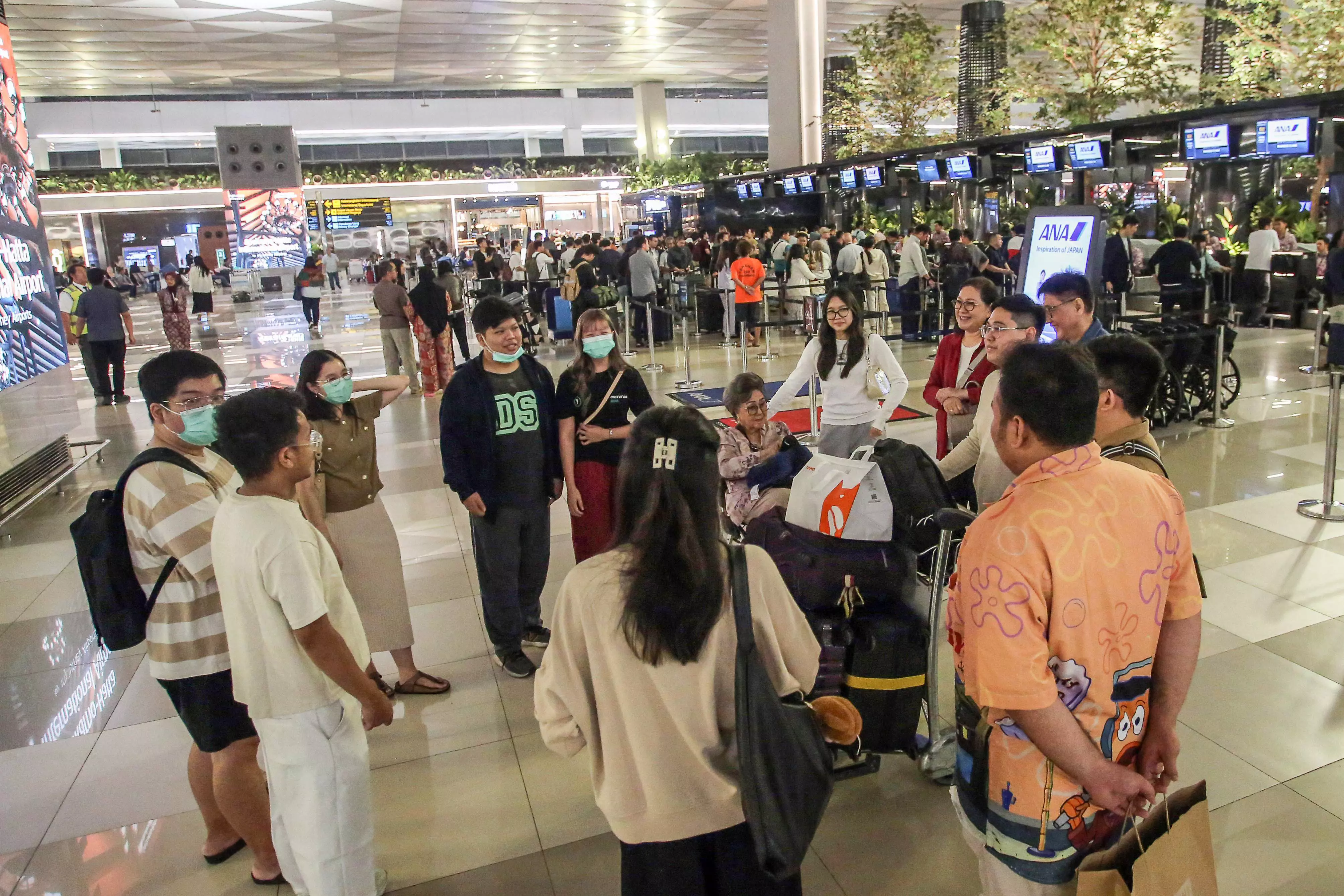 Indonesia Cancels Flights at Jakarta Airport as Anak Krakatau Volcano Erupts Indonesia Cancels Flights at Jakarta Airport as Anak Krakatau Volcano Erupts
