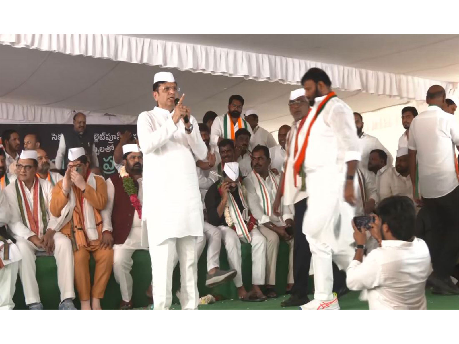 Congress Stages ‘Maha Dharna’ Seeking KCR’s Resignation