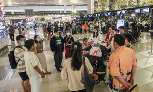 Indonesia Cancels Flights at Jakarta Airport as Anak Krakatau Volcano Erupts