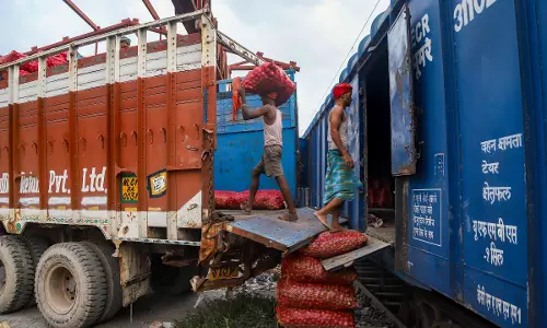 Centre’s Rs 35/kg Onion Sale Reaches 17 Cities, 4,000 Tonnes Sold Centre’s Rs 35/kg Onion Sale Reaches 17 Cities, 4,000 Tonnes Sold