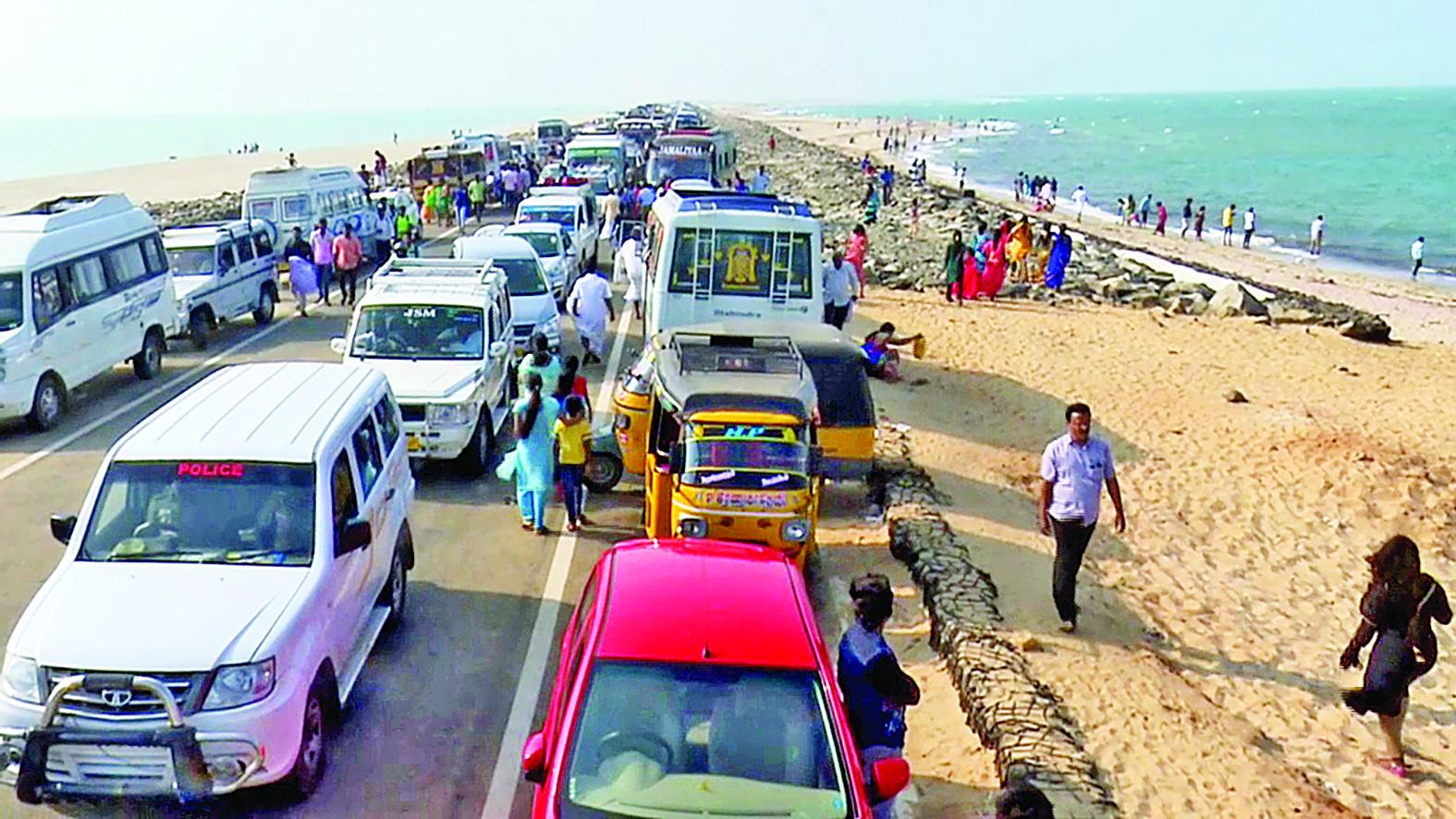 Sunday Tourists to Dhanushkodi had to Endure a 5-km Traffic Jam Sunday Tourists to Dhanushkodi had to Endure a 5-km Traffic Jam