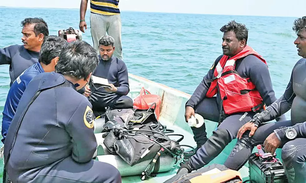 Minister Rajmohan Undertakes Scuba Diving to Explore Poompuhar Sites Minister Rajmohan Undertakes Scuba Diving to Explore Poompuhar Sites