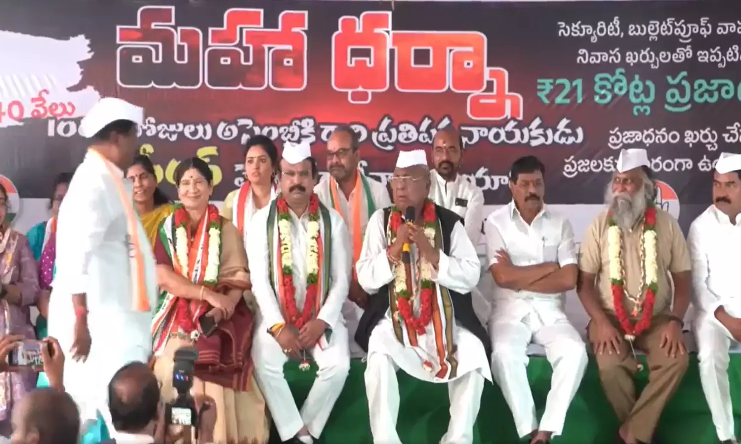 Congress Stages Protest Near Indira Park, Demands KCR Resignation Congress Stages Protest Near Indira Park, Demands KCR Resignation