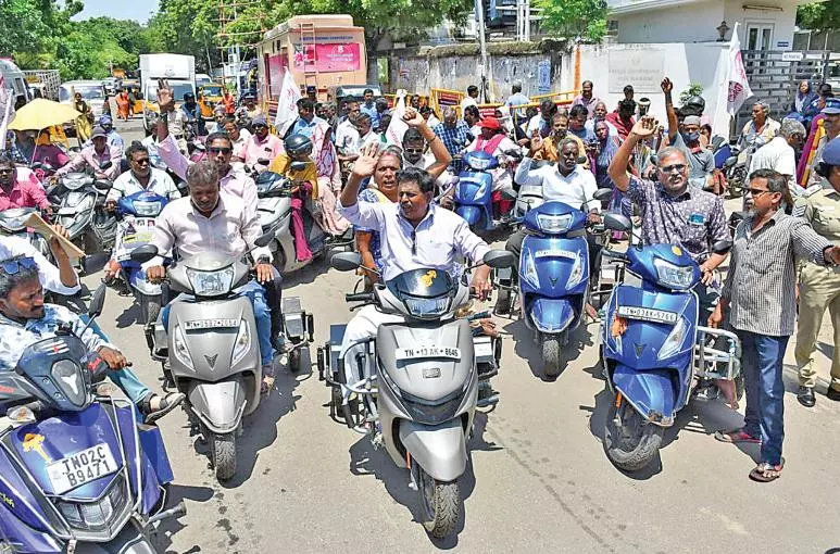 Diff-Abled Persons Detained While Laying Siege to Pudukkottai Collectorate Diff-Abled Persons Detained While Laying Siege to Pudukkottai Collectorate