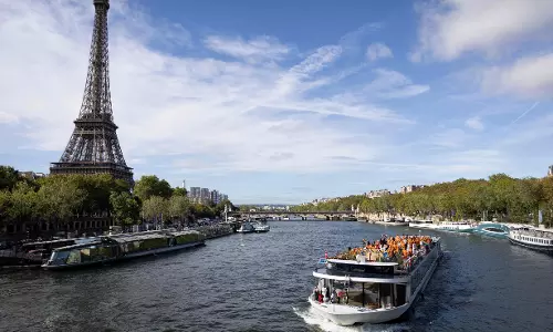Eiffel Tower Closed in Row over Women Removed for Hindu Group Eiffel Tower Closed in Row over Women Removed for Hindu Group