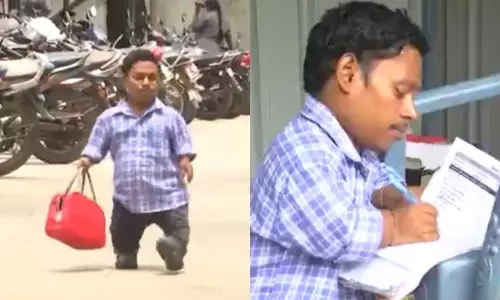 Khammam: 2-Feet-Tall Veerababu Earns Rs. 1,500 a Day, Inspires Many Khammam: 2-Feet-Tall Veerababu Earns Rs. 1,500 a Day, Inspires Many