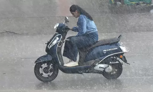 Widespread Rain Lashes Telangana; Hyderabad Gets Heavy Showers Widespread Rain Lashes Telangana; Hyderabad Gets Heavy Showers