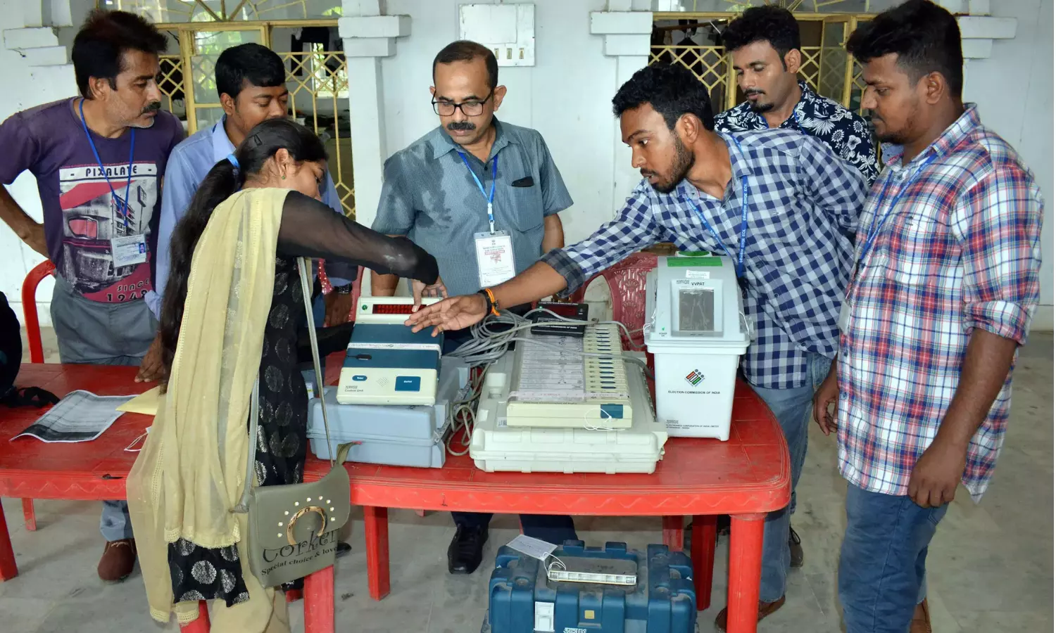 Tamil Nadu Assembly By-Polls Turn Into 5-Cornered Fight Tamil Nadu Assembly By-Polls Turn Into 5-Cornered Fight