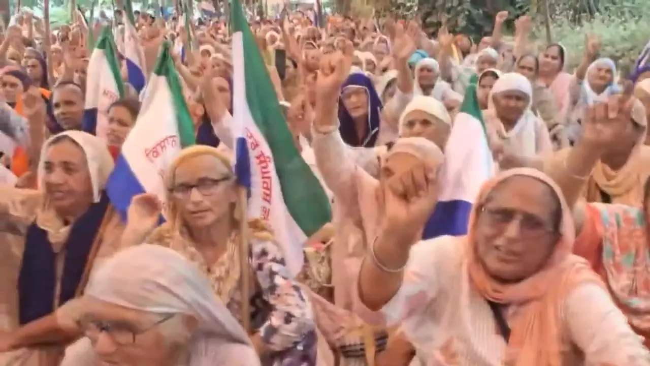 Farmers Start Dharna Outside Punjab Minister’s Office in Hoshiarpur Farmers Start Dharna Outside Punjab Minister’s Office in Hoshiarpur