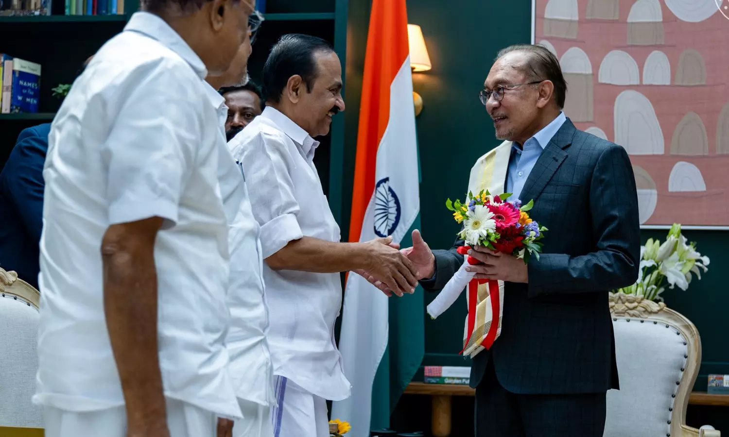 VD Satheesan meets Malaysia PM Anwar Ibrahim in Malappuram VD Satheesan meets Malaysia PM Anwar Ibrahim in Malappuram