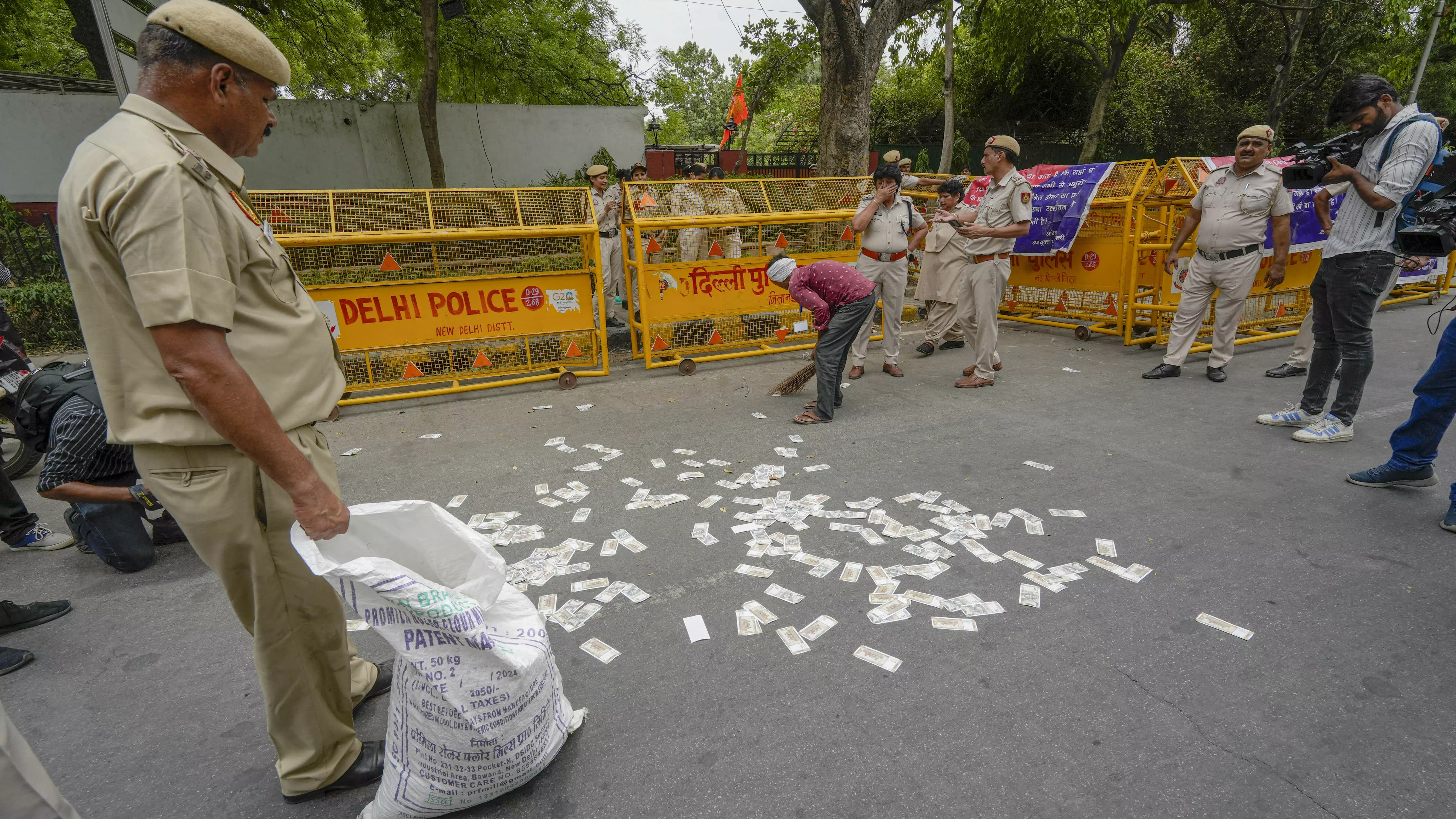 Visakhapatnam: Termite-Damaged Currency Notes Dumped on Road Visakhapatnam: Termite-Damaged Currency Notes Dumped on Road