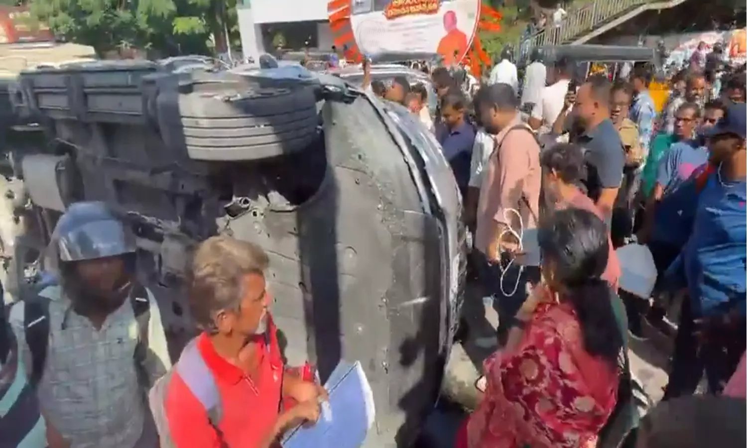 SUV Flips On Busy Begumpet Road, Major Disaster Averted SUV Flips On Busy Begumpet Road, Major Disaster Averted