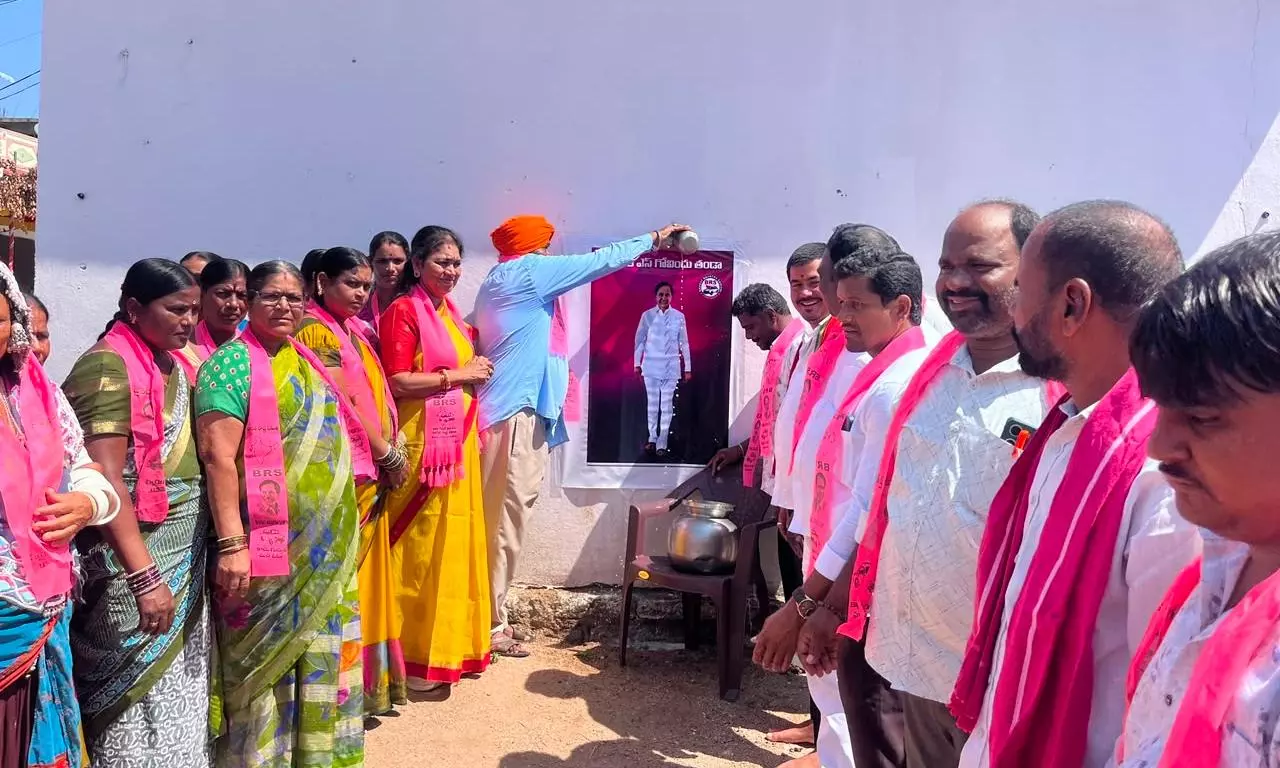 BRS Tribal Leaders Mark Panchayat Status For 3,256 Thandas BRS Tribal Leaders Mark Panchayat Status For 3,256 Thandas