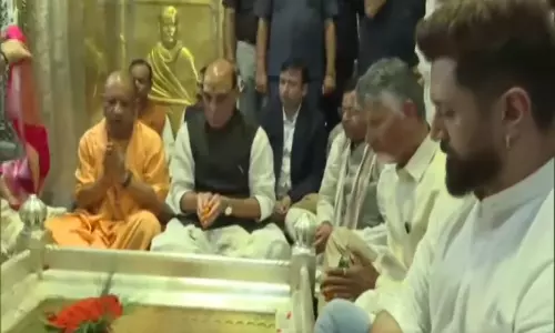 CM Nadiu Offers Prayers at Kashi Vishwanath Temple in Varanasi CM Nadiu Offers Prayers at Kashi Vishwanath Temple in Varanasi