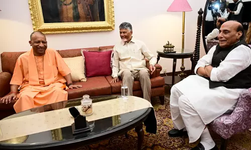 Priests Offer Ganga Prayers; Rajnath, Yogi, Naidu at Kashi Vishwanath Temple on Modis Birthday Priests Offer Ganga Prayers; Rajnath, Yogi, Naidu at Kashi Vishwanath Temple on Modis Birthday