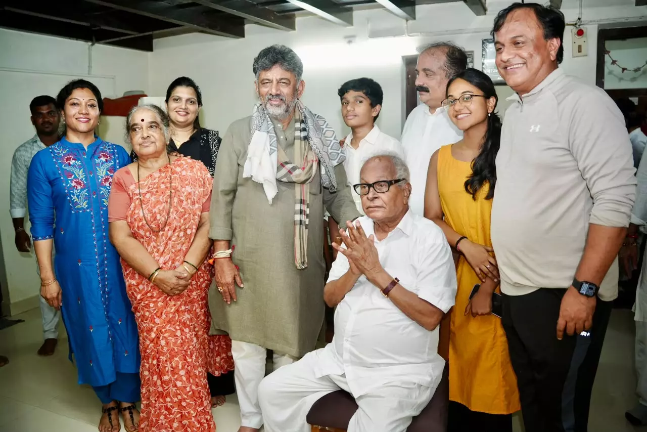 DKS Meets Veteran Congress Leader Janardhan Poojary DKS Meets Veteran Congress Leader Janardhan Poojary
