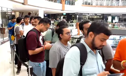Buyers Queue Up as iPhone 18 Pro, Pro Max Sale Begins in India