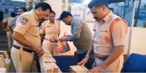 Rs.1.38 Cr Demonetized Currency Seized in Kazipet; 8 Held Rs.1.38 Cr Demonetized Currency Seized in Kazipet; 8 Held