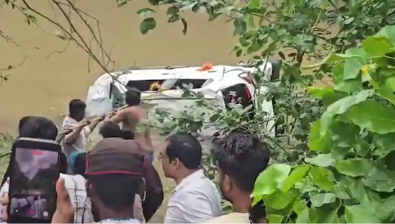 Eight Killed As Vehicle Carrying Seven Odisha Pilg