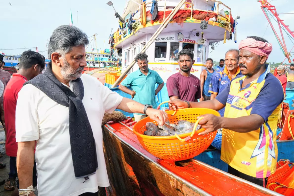 Early Morning At Harbor: Shivakumar Watches Fish Auction, Hears Fishermen, Ventures Into Sea Early Morning At Harbor: Shivakumar Watches Fish Auction, Hears Fishermen, Ventures Into Sea