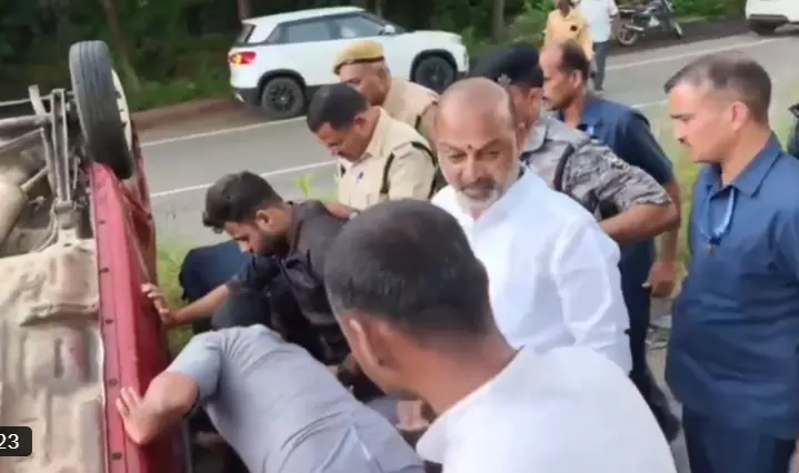 Bandi Sanjay’s Humanitarian Gesture Helps Accident-Hit Family In Siddipet Bandi Sanjay’s Humanitarian Gesture Helps Accident-Hit Family In Siddipet