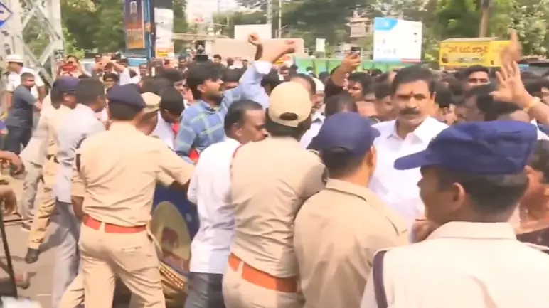 Tension At Vijayawada SAAP Office As Mega DSC Teachers, YSRCP Leaders Protest Tension At Vijayawada SAAP Office As Mega DSC Teachers, YSRCP Leaders Protest