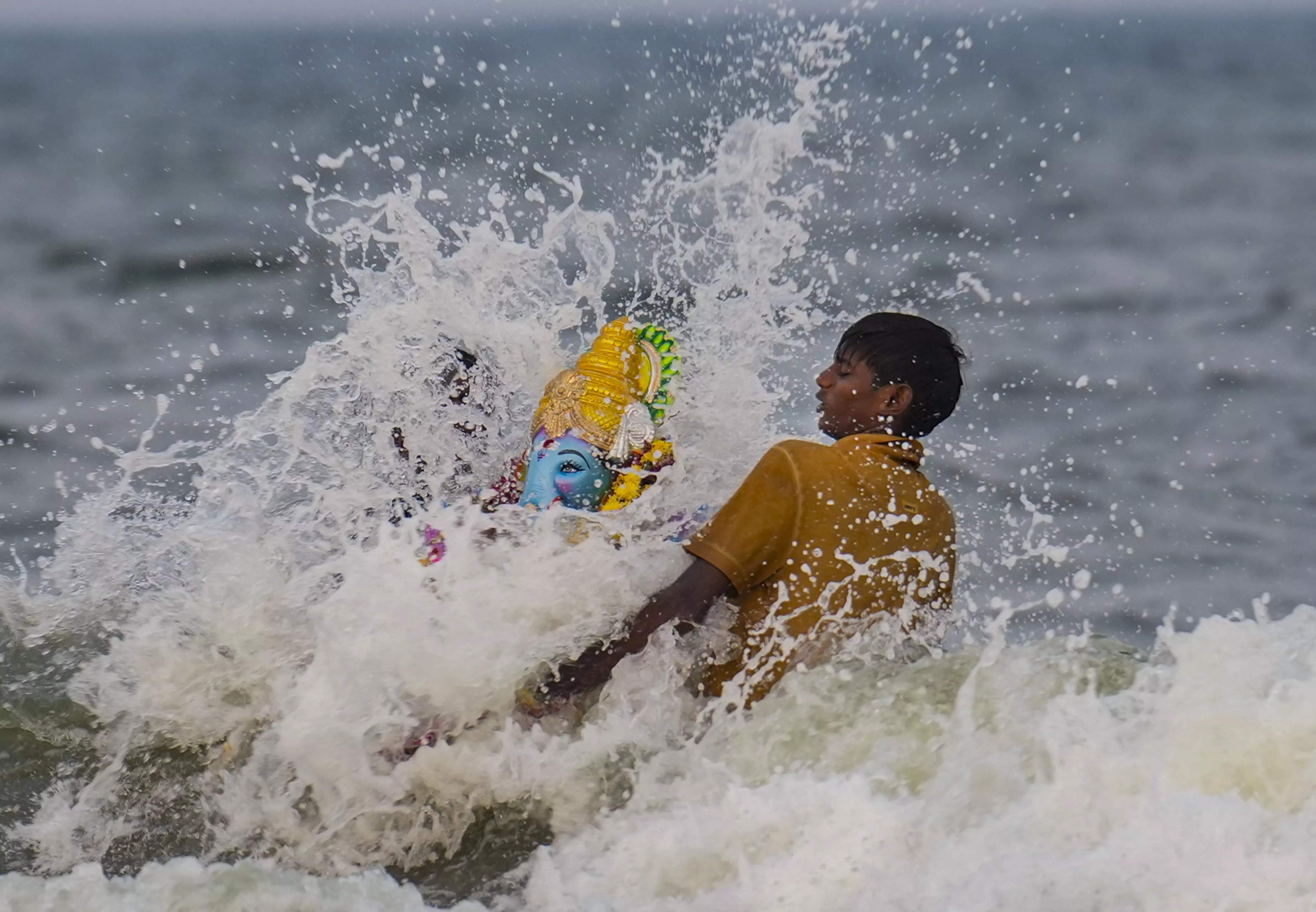 In Pictures: Over 2,000 Vinayagar Idols Immersed in Chennai Sea In Pictures: Over 2,000 Vinayagar Idols Immersed in Chennai Sea