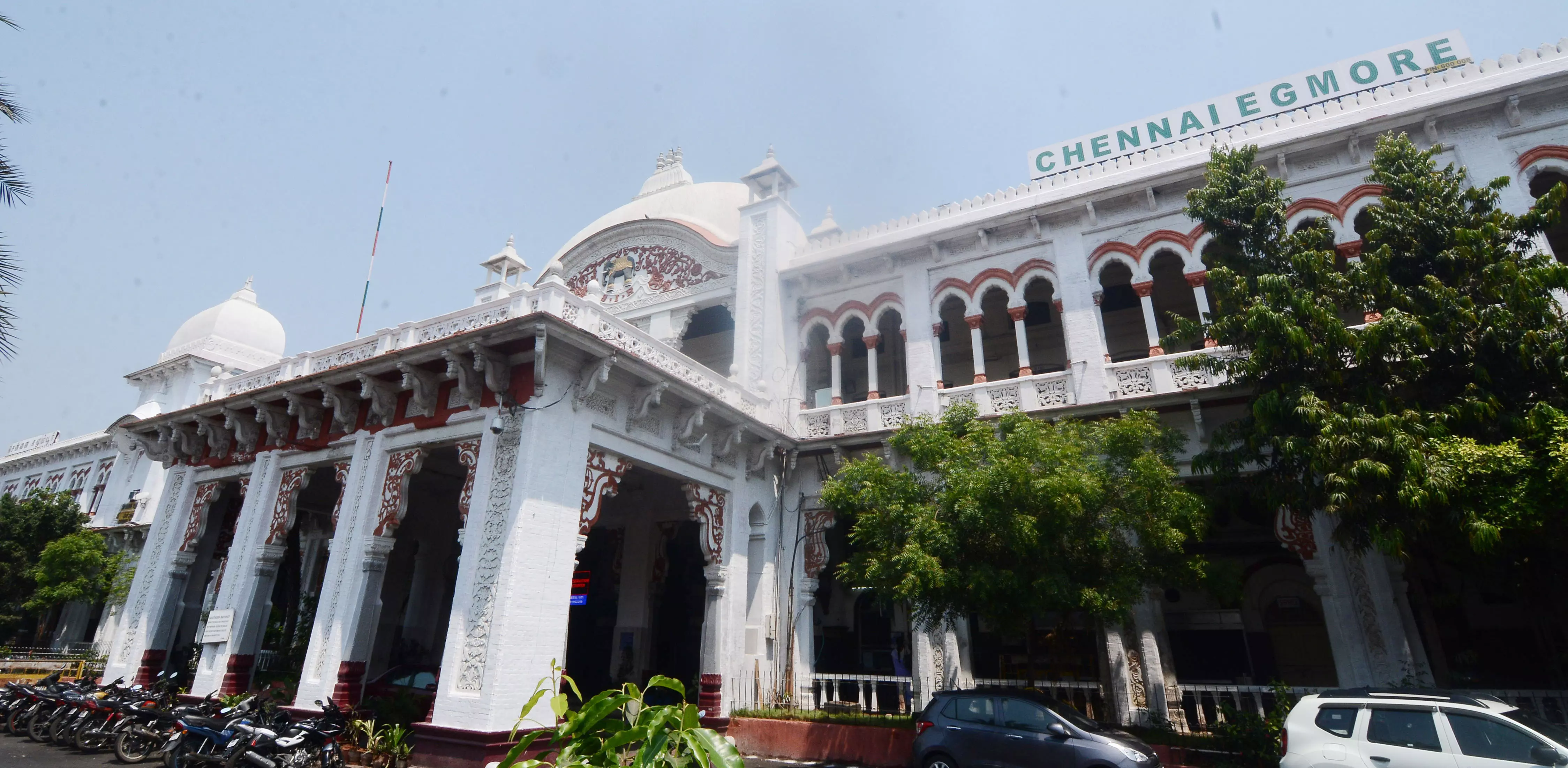 RPSF Constable Saves Passenger at Chennai Egmore Railway Station RPSF Constable Saves Passenger at Chennai Egmore Railway Station