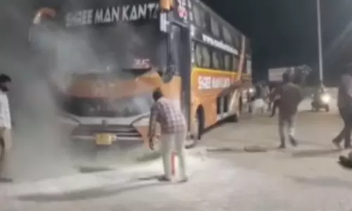 45 Passengers Escape Unhurt As Private Bus Catches Fire 45 Passengers Escape Unhurt As Private Bus Catches Fire