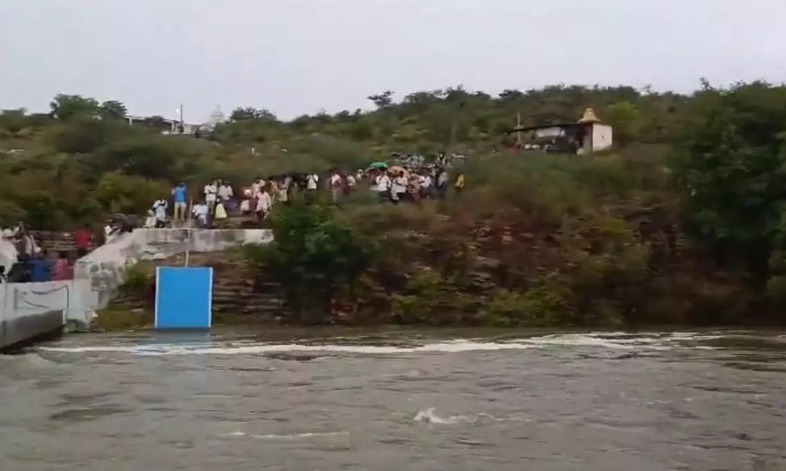Nandyal: Unknown Persons Open Reservoir Gate, Water Enters Gorukallu Village Nandyal: Unknown Persons Open Reservoir Gate, Water Enters Gorukallu Village