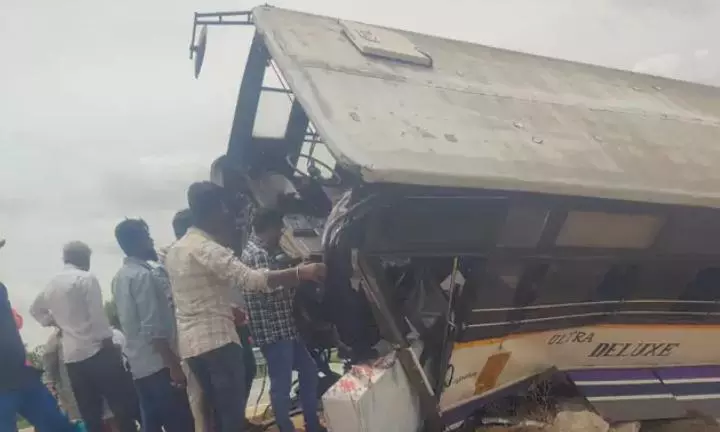APSRTC Bus Overturns In Annamayya, 20 Injured APSRTC Bus Overturns In Annamayya, 20 Injured