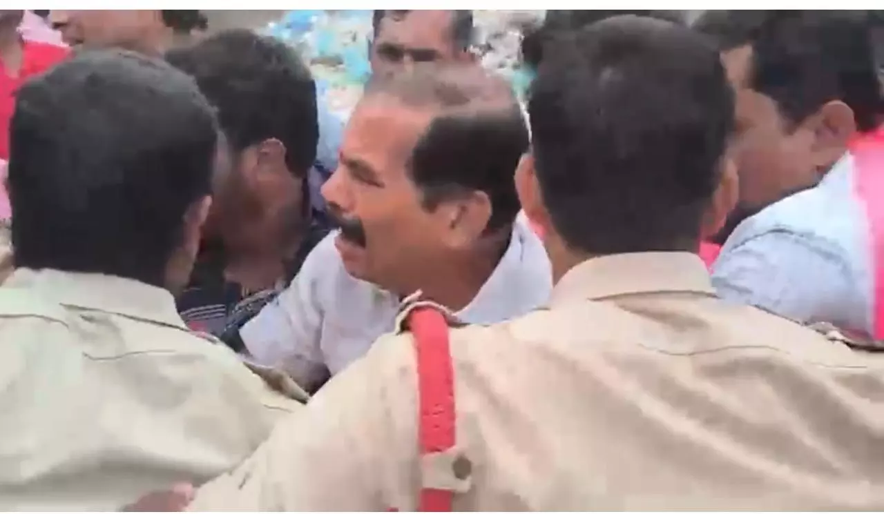 Scuffle Breaks Out Between Police, BRS Leaders As Latter Try To Enter MGM Hospital Scuffle Breaks Out Between Police, BRS Leaders As Latter Try To Enter MGM Hospital