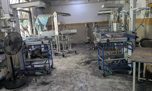 Zero Visibility, Thick Smoke: Docs Bravely Save Infants in Dark