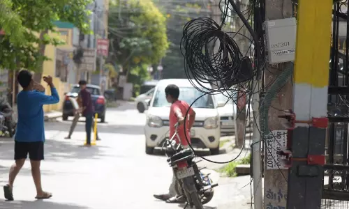 Tangled Overhead Cables Pose Safety Hazard Ahead of Ganesh Immersion Tangled Overhead Cables Pose Safety Hazard Ahead of Ganesh Immersion